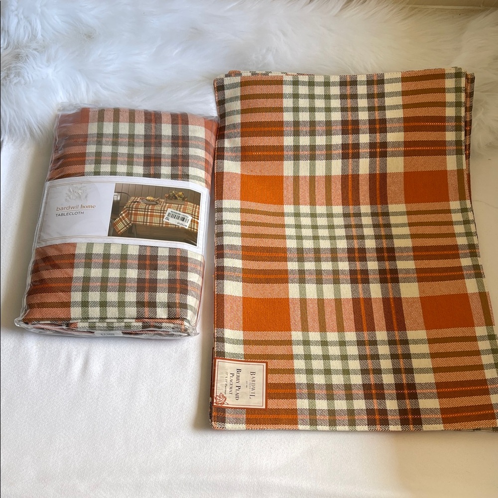 Bardwil Linens Tablecloth With Set of 4 Placemats.Brand New With Tags.